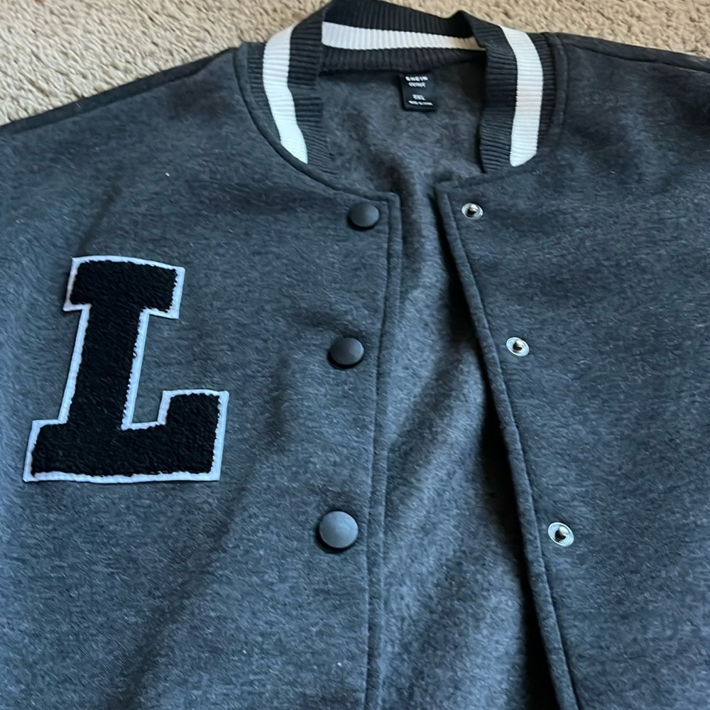 Women gray and black letter man jacket with the letter L carved on it